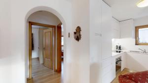 ツェエリーナにあるAnda 3の家の台所に通じるアーチ型の廊下 +24枚の写真