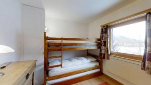 ツェエリーナにあるAnda 3の窓付きの部屋の二段ベッド1台分です。