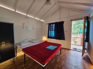 Ένα ή περισσότερα κρεβάτια σε δωμάτιο στο Bhakti Yoga Retreats