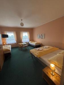 Letto o letti in una camera di Hotel Koruna