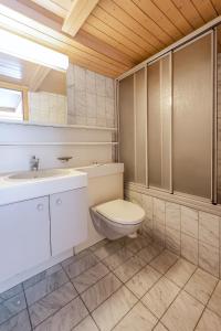 Koupelna v ubytování Hotel Alpfrieden