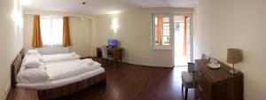 Postel nebo postele na pokoji v ubytování M1 Szekér Csárda Hotel és Étterem