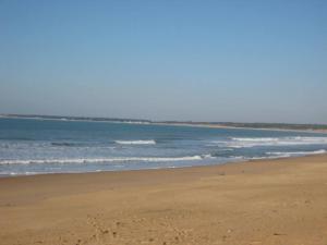 ロンジュヴィル・シュル・メールにあるMaison 2 à 4 personnes à 900 mètres de la plageの海を背景にした砂浜