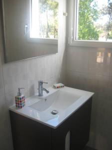 ロンジュヴィル・シュル・メールにあるMaison 2 à 4 personnes à 900 mètres de la plageのバスルーム(鏡付き洗面台、窓付)