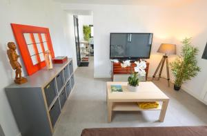 Μια τηλεόραση ή/και κέντρο ψυχαγωγίας στο Logement cosy neuf avec jardin