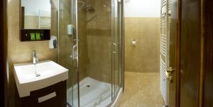 Koupelna v ubytování M1 Szekér Csárda Hotel és Étterem