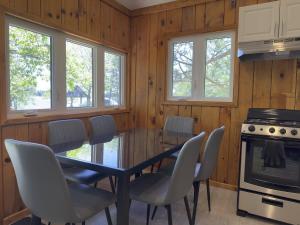 Køkken eller tekøkken på 3-Bedroom Cottage #1 - Sand Bay