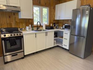 Kuchyň nebo kuchyňský kout v ubytování 3-Bedroom Cottage #1 - Sand Bay
