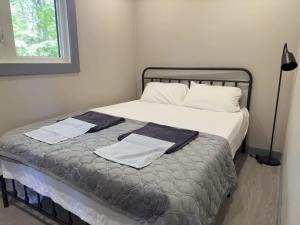 Postel nebo postele na pokoji v ubytování 3-Bedroom Cottage #1 - Sand Bay