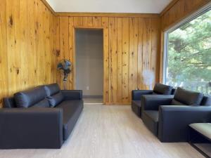 Posezení v ubytování 3-Bedroom Cottage #1 - Sand Bay