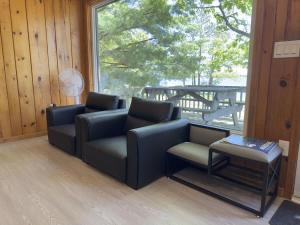 Posezení v ubytování 3-Bedroom Cottage #1 - Sand Bay + 8 fotografií