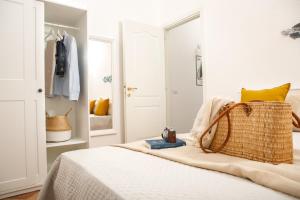 Ένα ή περισσότερα κρεβάτια σε δωμάτιο στο LEONE FLAT VIII & Private Terrace with SEA VIEW +30 φωτογραφίες