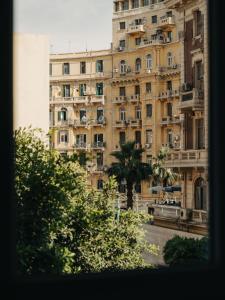 カイロにあるBrassbell l DT l Hannaux l Tahrir sqのヤシの木が目の前にそびえる高い建物