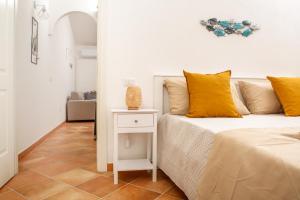 Ένα ή περισσότερα κρεβάτια σε δωμάτιο στο LEONE FLAT VIII & Private Terrace with SEA VIEW