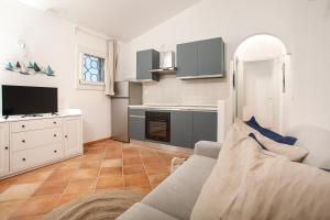 Μια τηλεόραση ή/και κέντρο ψυχαγωγίας στο LEONE FLAT VIII & Private Terrace with SEA VIEW