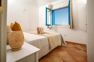 Ένα ή περισσότερα κρεβάτια σε δωμάτιο στο LEONE FLAT VIII & Private Terrace with SEA VIEW