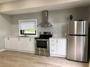 Kuchyň nebo kuchyňský kout v ubytování Renovated 3-Bedroom Cottage in Georgian Bay #12