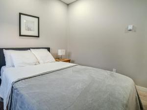 Postel nebo postele na pokoji v ubytování Renovated 3-Bedroom Cottage in Georgian Bay #12