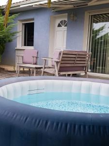 Bazén v ubytování Maison authentique avec spa près de Dax et son jardin nebo v jeho okolí