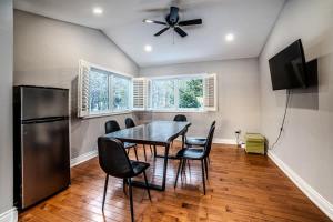 Gallery image of 6 Bedroom Lakefront Main House in Sand Bay in Dillon