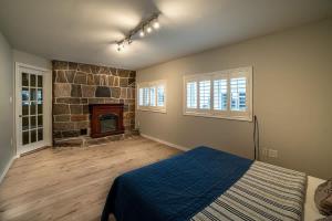 Gallery image of 6 Bedroom Lakefront Main House in Sand Bay in Dillon