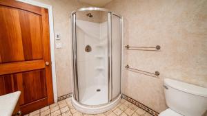 Gallery image of 6 Bedroom Lakefront Main House in Sand Bay in Dillon