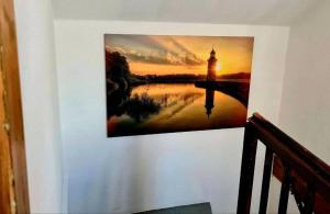 una pintura de un faro en una pared en Ferienhaus Zittau - Oberlausitz, en Zittau 25 fotos más