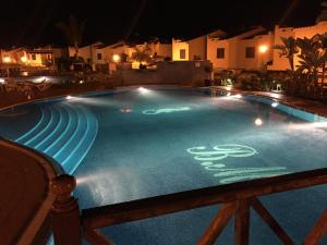 The swimming pool at or close to Bahía Meloneras