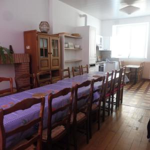 a dining room with a table and chairs and a kitchen at Villa Estelle et villa Jean, ensemble de 2 villas Wimereusienne in Wimereux