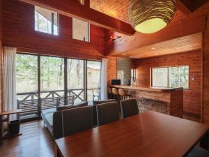 嬬恋村聖翔庵的带桌子和沙发的餐厅