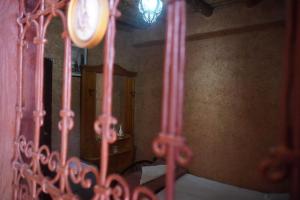 سرير أو أسرّة في غرفة في riad AsRiR