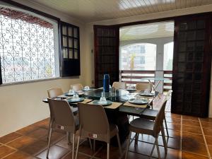 Un comedor con mesa y sillas en Casarão do Lago, en Salinópolis