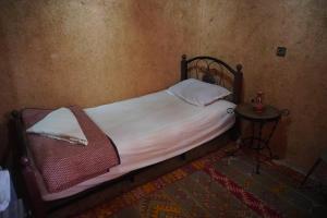 سرير أو أسرّة في غرفة في riad AsRiR