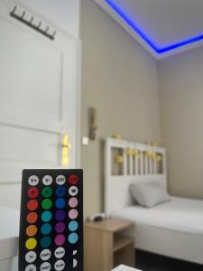 a remote control in front of a bedroom with a bed at TOP Location Apartment Heidelberg Centrum near Hauptbahnhof, Bismarckplatz, Schloss in Heidelberg