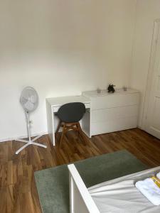 a bedroom with a desk and a chair and a fan at TOP Location Apartment Heidelberg Centrum near Hauptbahnhof, Bismarckplatz, Schloss in Heidelberg
