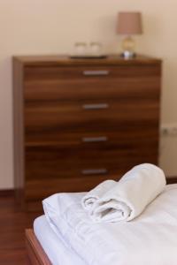 Postel nebo postele na pokoji v ubytování M1 Szekér Csárda Hotel és Étterem