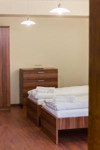 Postel nebo postele na pokoji v ubytování M1 Szekér Csárda Hotel és Étterem