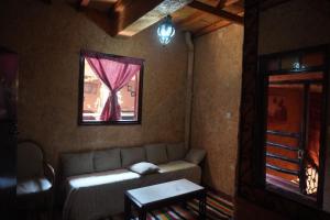 سرير أو أسرّة في غرفة في riad AsRiR
