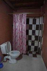 حمام في riad AsRiR