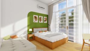 Un dormitorio con una cama blanca y una pared verde. en Private 6BRs 5WC - Heart of District 1, en Ho Chi Minh