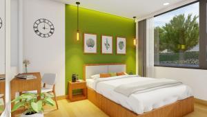 Un dormitorio con una cama y una pared verde. en Private 6BRs 5WC - Heart of District 1, en Ho Chi Minh