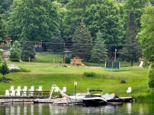 卡灵港Lake Muskoka Deluxe 2-bdrm Cottage - Pier 100 #60的停靠在有游乐场的码头的船