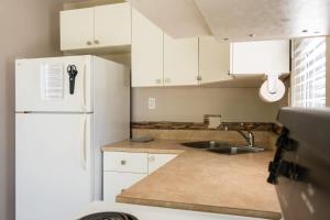 卡灵港Lake Muskoka Deluxe 2-bdrm Cottage - Pier 100 #60的配有白色冰箱和水槽的厨房