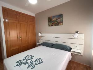 a bedroom with a bed and a painting on the wall at VUT EL PARQUE -con piscina en verano - APARCAMIENTO EN CALLE Y PARKING GRATIS EN EL CENTRO in Ciudad Real +16 photos