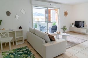 a living room with a white couch and a table at Evasion chic in Marseille
