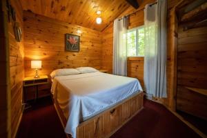 Ένα ή περισσότερα κρεβάτια σε δωμάτιο στο Lake Muskoka 3-bedroom Cottage - Pier 100 #30