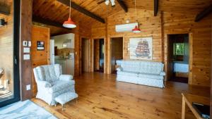 Χώρος καθιστικού στο Lake Muskoka 3-bedroom Cottage - Pier 100 #30 +16 φωτογραφίες