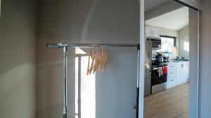 Η κουζίνα ή μικρή κουζίνα στο 2-bedroom Lake Front Cottage in Harwood ON #5