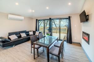Μια τηλεόραση ή/και κέντρο ψυχαγωγίας στο 2-bedroom Lake Front Cottage in Harwood ON #3