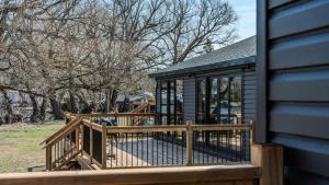 una pantalla en el porche de una casa con terraza en 2-bedroom Lake Front Cottage in Harwood ON #4, en Harwood